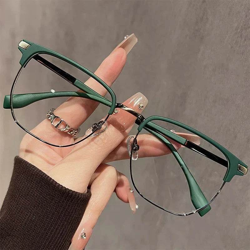 משקפי RETINA READER ירוקים במבט תקריב