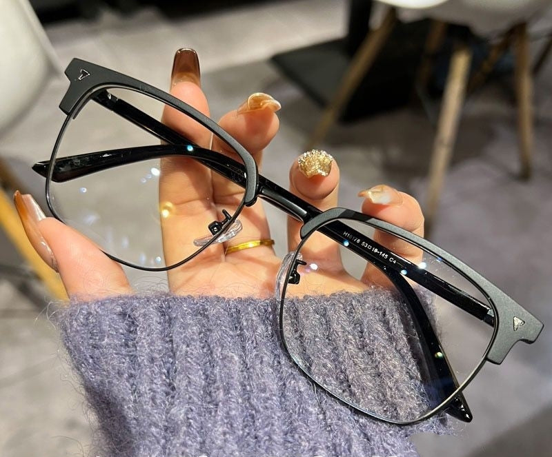 משקפי אור כחול RETINA BROW | מסגרת חצי־מתכת במראה קלאסי